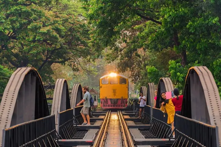 Mercado flotante y ferroviario (cascada opcional): tour privado