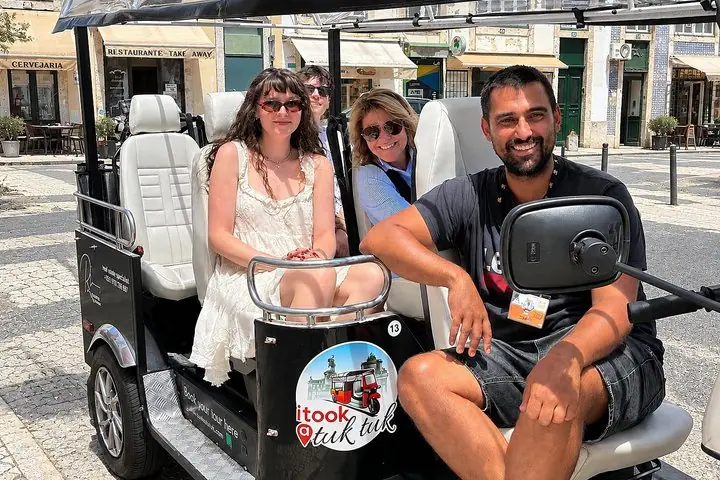Verdadero Tour Privado Tuk Tuk de 4 Horas : Descubre Lisboa con un Local! — 4