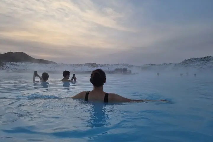Tour en grupo pequeño por el Círculo Dorado, el cráter del volcán y la laguna azul — 5