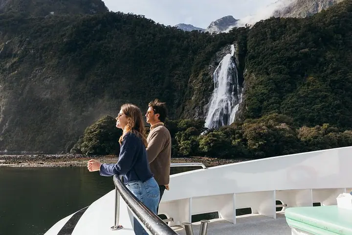 皇后镇出发的米尔福德峡湾飞行和游轮之旅 — 4