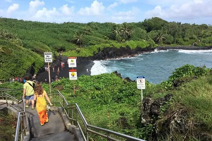 哈纳之路：含黑沙滩与瀑布的全日观光之旅，由4Trip为您呈献 — 4
