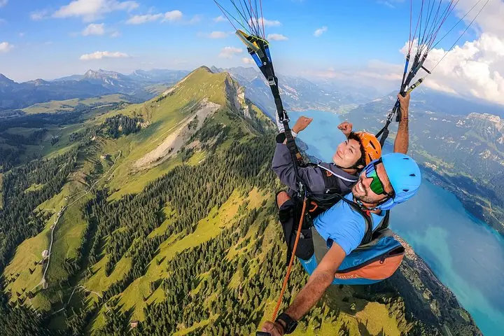 Experiencia de parapente biplaza con transporte desde Interlaken — 3
