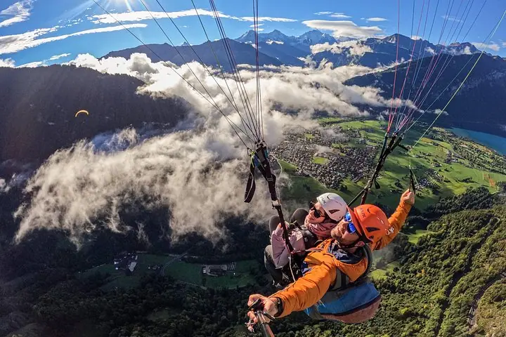 Experiencia de parapente biplaza con transporte desde Interlaken — 4