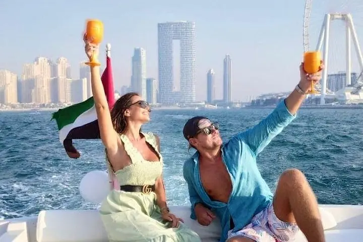 Dubai Private 3 - Hour Luxury Yacht Charter com opção de Jet Ski