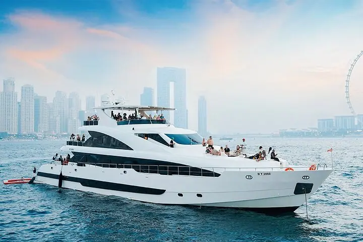 Dubai: Superyacht de luxo com DJ ao vivo, natação e bar aberto