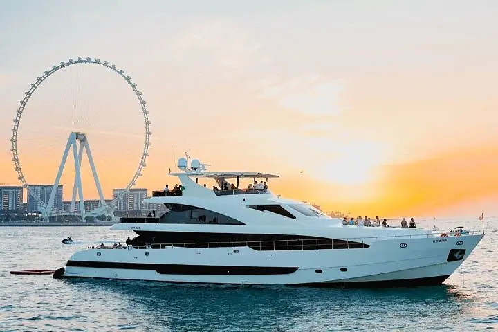 Dubai: Superyacht de luxo com DJ ao vivo, natação e bar aberto — 2