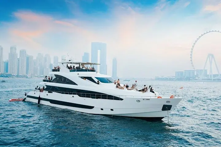 Dubai: Superyacht de luxo com DJ ao vivo, natação e bar aberto — 3