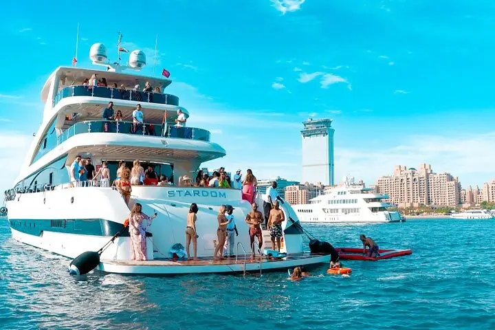 Dubai: Superyacht de luxo com DJ ao vivo, natação e bar aberto — 4