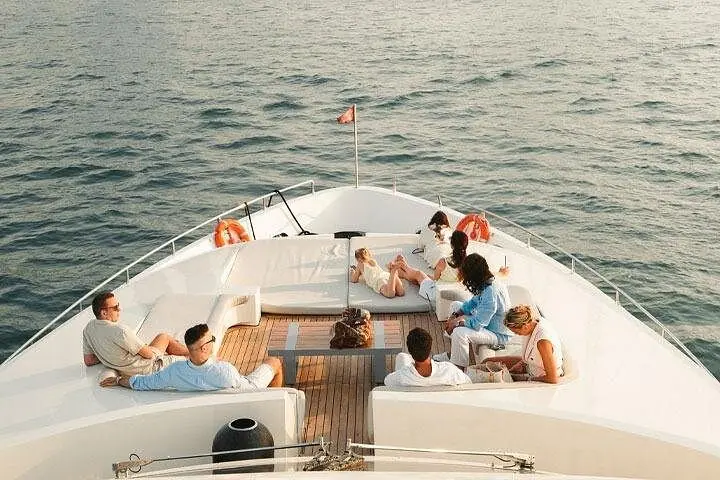 Dubai: Superyacht de luxo com DJ ao vivo, natação e bar aberto — 5