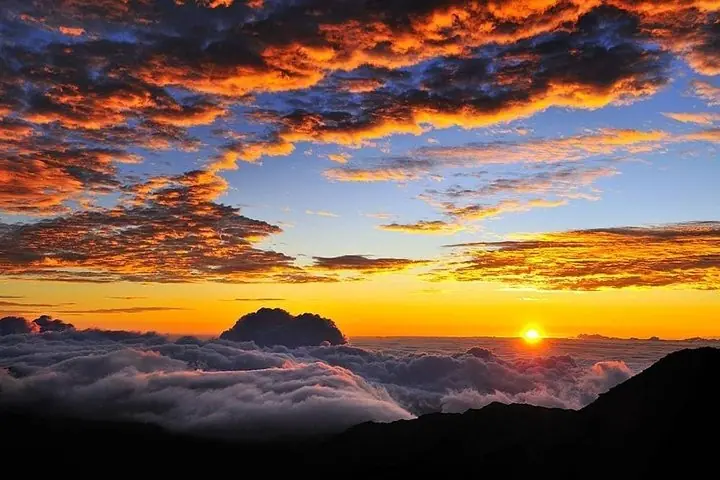 Maui: Haleakala Sunrise Spectacular with Local Breakfast
