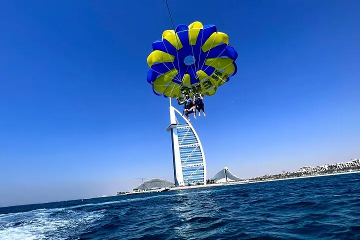 Dubaydagi parasailing - Burj Al Arab manzarasi