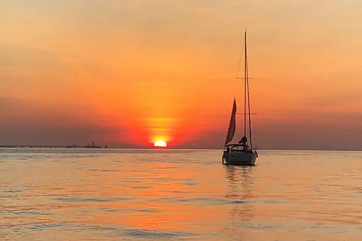 Private Luxus-Bootstour durch Lissabon mit Begrüßungsgetränk