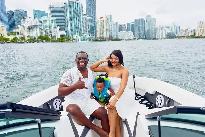 Private Boat Ride in Miami with Experienced Captain and Champagne — 4
