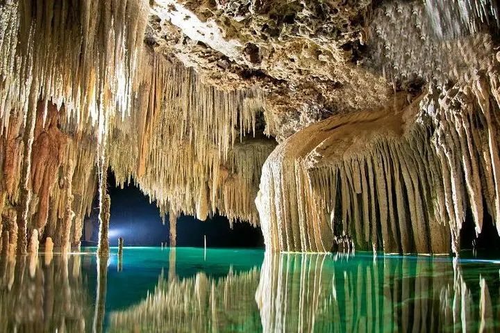 Tour por el río subterráneo Río Secreto con cuevas de cristal