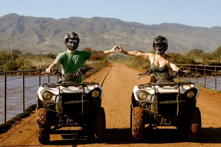 Tour de aventura y granja en vehículos todo terreno frente a la playa de Oahu