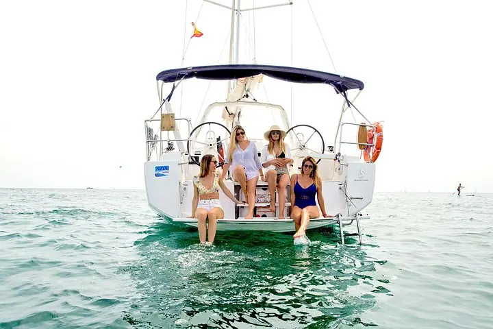 Barcelona Private Sailing with Open Bar & Tapas (max 9)