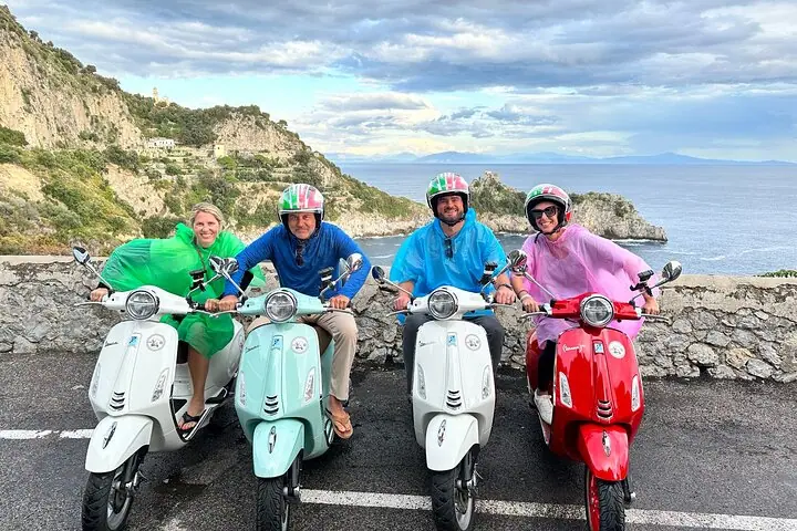 Элегантный тур на Vespa по Амальфитанскому побережью с посещением Позитано и Равелло