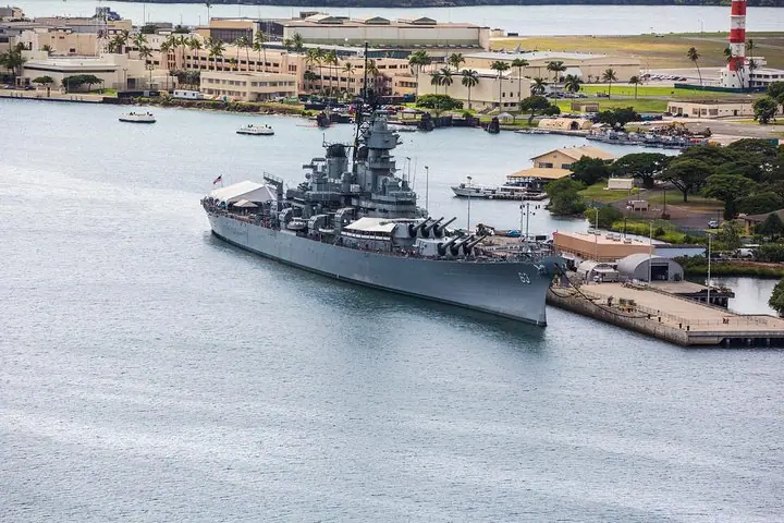 Pearl Harbor, USS Arizona Memorial & Honolulu Deluxe Coach Tour — 4