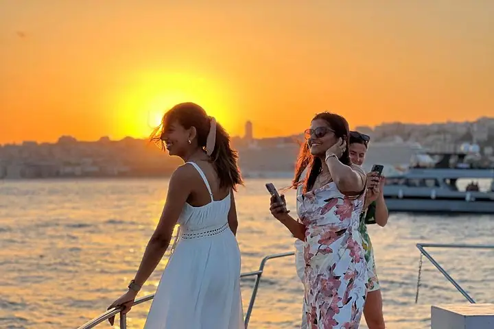 Cruzeiro de iate ao pôr do sol em Istambul no Bósforo com traslados — 5