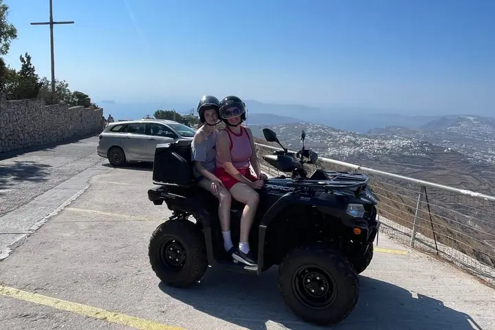 جولة ATV المميزة في سانتوريني: أويا، النقاط المطلة، والشواطئ البركانية — 4