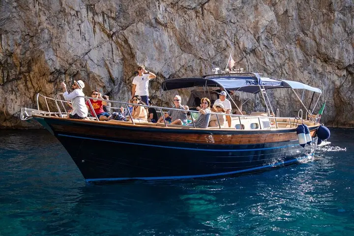 Sorrentodan Kapriga Moviy g‘orga kichik guruhdagi eksklyuziv qayiq sayohati