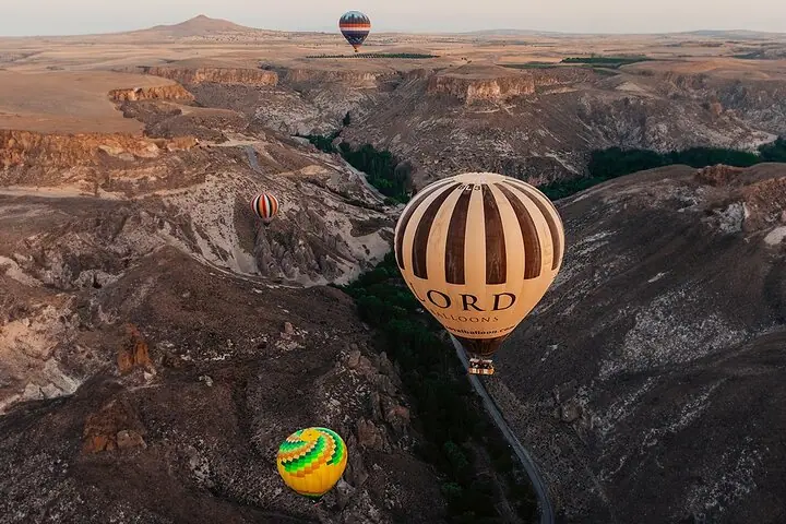 Vuelo en globo sobre el valle de en Capadocia — 4