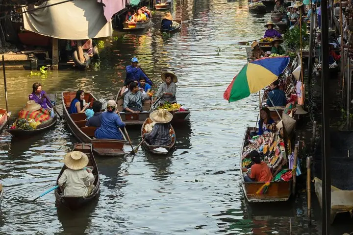 Excursión privada a los mercados ferroviarios y flotantes de Maeklong