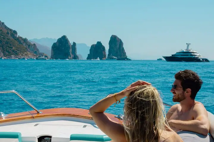 Sorrentodan Capri kichik guruhli qayiq sayohati: cho‘milish to‘xtashlari va tushlik ()