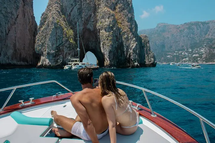 Sorrentodan Kapri va Moviy gʻorga yarim shaxsiy qayiqda kunlik sayohat