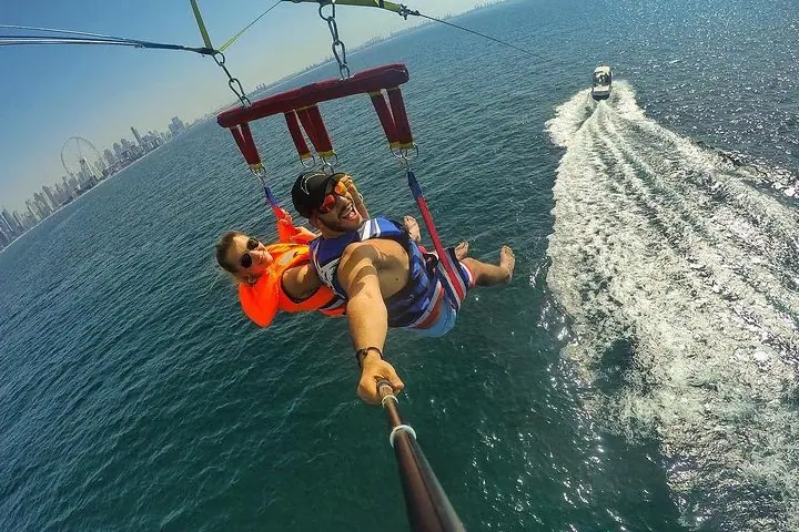 Dubaydagi Jumeirah Beach parasailing tajribasi