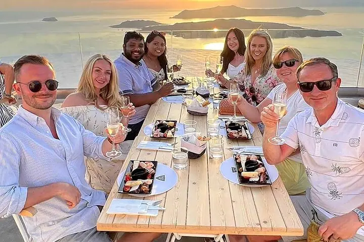 Aventura de vinos Santorini con 12 catas de vinos, tapas y puesta de sol