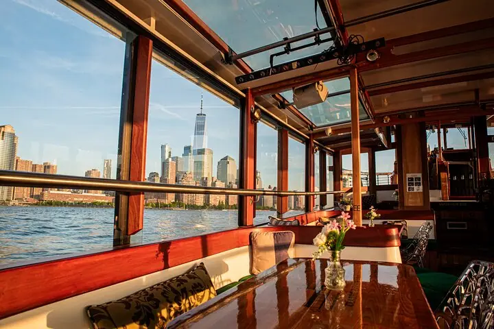 Crucero al atardecer por la ciudad de Nueva York en un yate