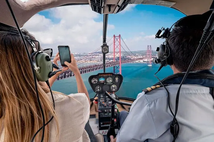 360º Lissabon kichik guruh: vertolyotda parvoz, qayiqda sayohat va piyoda sayohat ()