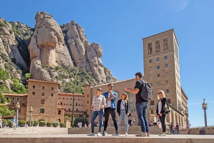 Barselonadan Montserrat, Girona va Costa Bravaga gid hamrohligidagi kunlik sayohat