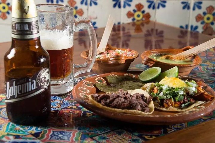 Tour de tacos por Cancún, cerveza local y mercado nocturno con transporte