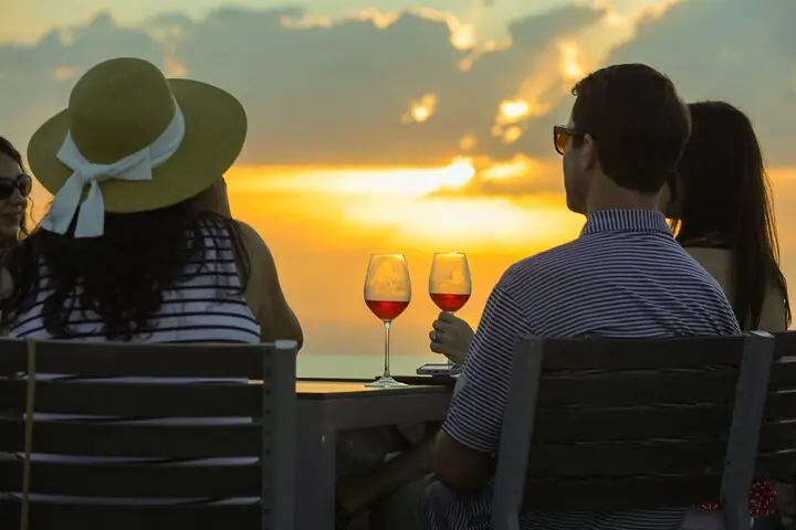Historias del vino de Santorini: tour al atardecer con degustación y cena