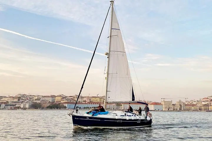 Lissabon: Private Segeltour entlang des Tejo