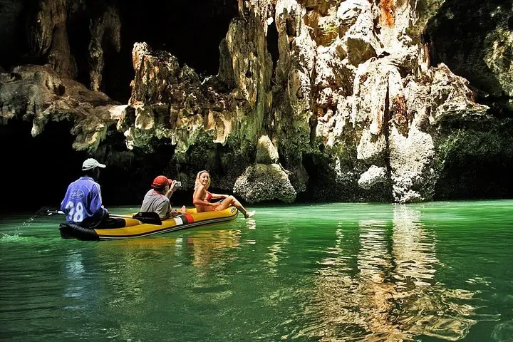 خونغ على ضوء النجوم: التجديف بالكاياك في كهوف البحر ومهرجان لوي كراتونغ